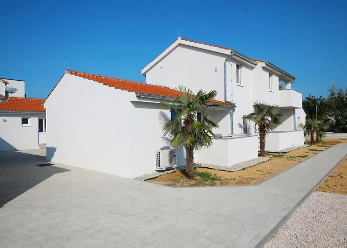 Apartments Noa Nin Zdrijac